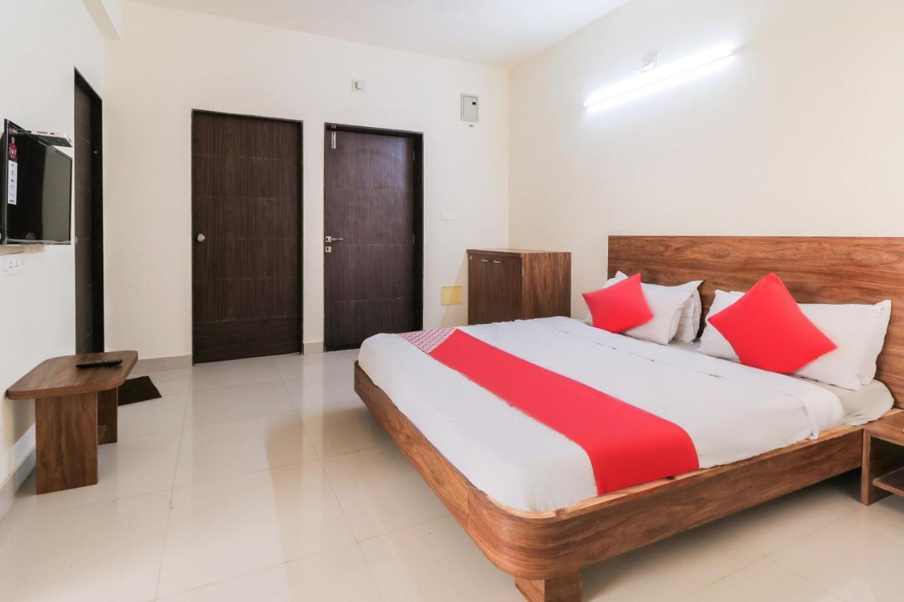 Oyo 63903 Hotel Shree Ram Villa Dwārka Exteriör bild