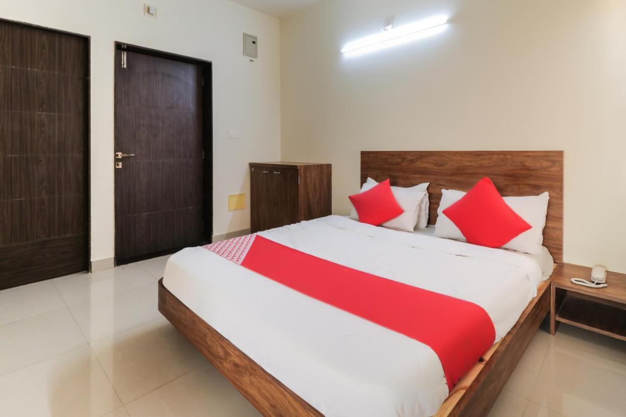 Oyo 63903 Hotel Shree Ram Villa Dwārka Exteriör bild